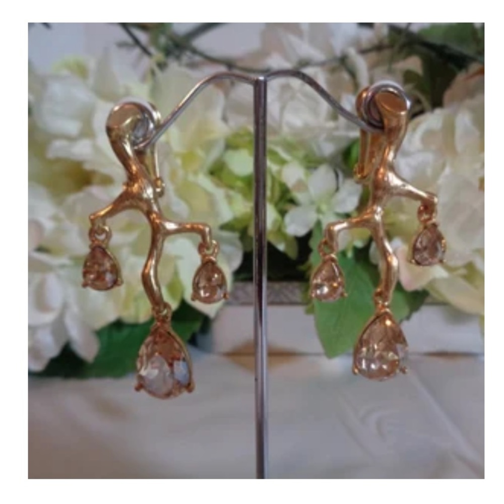 Vintage Oscar de la Renta Teardrop Clip on Earrings